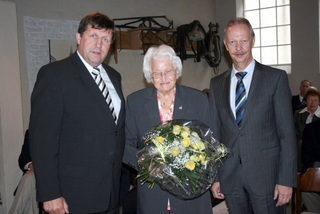 Elisabeth Macherey mit Bürgermeister Ulrich Francken (links im Bild) und Johannes van Hall (rechts im Bild) bei der Gedenkveranstaltung zum Ehren ihres Mannes im Jahre 2010 in der Alten Schmiede. 