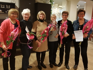von links nach recht: Marlies Rütgens, Margret Bresin, Lilli Kostiw, Anni van Ooyen vom Vorstand des Frauenchores, Monika Können und Lydia Tünnesen