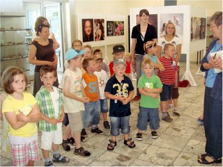 Die Wember „Kieselsteine“ (Kindergarten-Elterninitiative Kieselstein e.V.) besuchen mit ihren Betreuerinnen das Weezer Rathaus (im Bild links Katharina Gerdes, die den Besuch organisiert hat) 