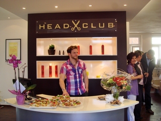 Jungunternehmer Merlin Wrobel eröffnete am 02. April 2011 mit seinen Mitarbeiterinnen sein modern eingerichtetes Friseurstudio „Head Club“