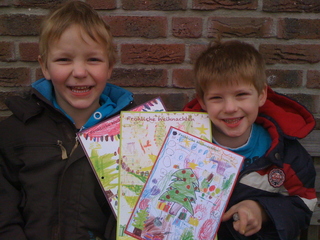 2 Kinder vom Kindergarten Kieselstein mit den Adventskalendern für das Jahr 2012