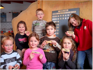 Kinder vom Kindergarten Kieselstein in Wemb vor der Kinder-Wetter-Station
