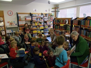 Kindergartenkinder entdecken die Weezer Bücherei
