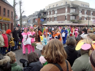 Der Weezer Kinderkarnevalszug war trotz klirrender Kälte gut besucht. Blick aus der Wasserstraße