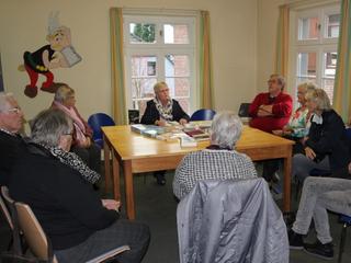 Im Rahmen der letzten Sitzung des Seniorenbeirates der Gemeinde Weeze stand auch die Besichtigung der Bücherei in Weeze auf der Tagesordnung