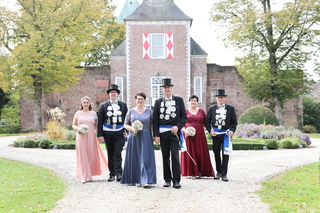 Königspaar Arnd Hurkens und Astrid (Mitte), Thomas Hagt und Tanja (l.), Norbert Franken und Claudia