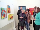 Besucher bei der Eröffnung der Kunstausstellung im Rathaus der Gemeindeverwaltung Weeze