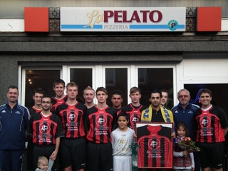 Die 1. Mannschaft der Fußballsenioren des TSV Weeze vor der Pizzeria La Pelato