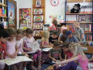 Die Vorschulkinder vom Weezer Franziskus-Kindergarten in der Bücherei