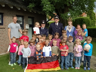 Die Freiwillige Feuerwehr Löschgruppe Wemb spendete ihre Einnahmen aus dem Public Viewing, das anlässlich der Fußball-EM 2012 im Bürgerhaus Wemb stattfand, dem Wember Kindergarten 'Kieselstein'