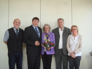 Fachbereichsleiter Karl Rütten, Bürgermeister Ulrich Francken, Lore Drissen, Ehemann Peter Drissen, Personalratsvorsitzende Margret Verhülsdonk 