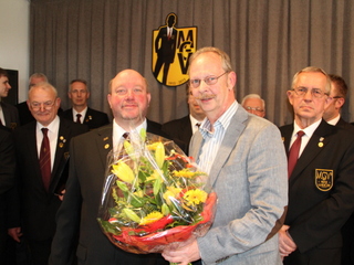 von links nach rechts: Manfred Tissen, Vorsitzender des MGV 1913 Weeze und Johannes van Hall, Vorsitzender des Kuratoriums der Franz-Macherey-Stiftung, während des Jubiläumskonzertes im Bürgerhaus in Wemb