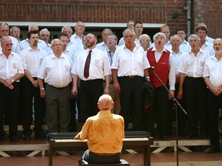 Der Männergesangsverein 1913 Weeze wird zusätzlich mit einigen Liedern in Weezer-Platt den Abend verschönern