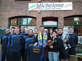 Die 1. Mannschaft der Fußballsenioren des TSV Weeze vor der Pizzeria Michelone