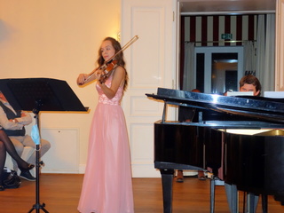 Am Donnerstag, dem 01. Oktober 2020, haben Lea Brückner auf der Violine und Roman Salyutov am Klavier ein Konzert auf Schloss Hertefeld im Rahmen der Muziekbiennale Niederrhein gespielt