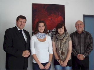 von l.n.r.: Bürgermeister  Ulrich Francken, Nicole Ingenbleek, Franziska Grings Ausbildungsleiter  Karl Rütten