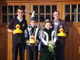 von links nach rechts: Tim Janßen (Ententeam), Prinz Justin I., Prinzessin Michelle II., Bernd Lion (Vorsitzender Gemeindejugendring)