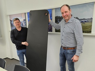 Sven Langenberg (links) und Frank Mülders (rechts) freuen sich über die erfolgreiche Anschaffung.