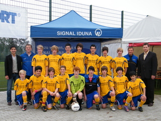 Signal Iduna sponsert im Rahmen des Signal Iduna Cups 2011 in Weeze einen neuen Trikotsatz für die C1-Jugend des TSV Weeze