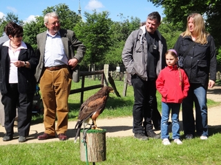 Das Team der Greifvogelstation wird mit Flugschauen und Ausstellung der Greifvögel dafür sorgen, dass der Tierpark an diesem Sonntag und Montag zu einem Eventgelände für Familien wird