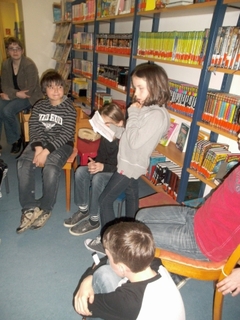 Die Klasse 4b der Petrus-Canisius-Grundschule veranstaltete neulich einen Lese-Abend in der Bücherei  in Weeze