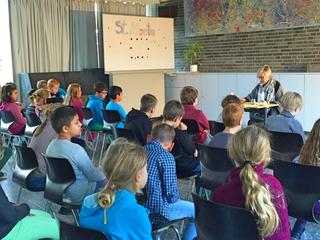 Margret Voßeler besuchte die Petrus-Canisius-Schule und las den 3. Klässlern aus dem Kinderkrimi 'Kommissar Kugelblitz als Weihnachtsmann' vor