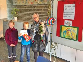 Margret Voßeler besuchte die Petrus-Canisius-Schule und las den 3. Klässlern aus dem Kinderkrimi 'Kommissar Kugelblitz als Weihnachtsmann' vor