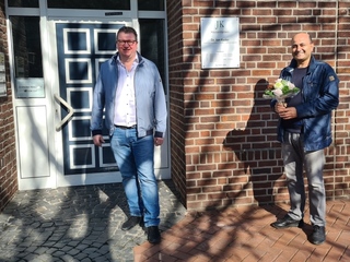 Bürgermeister Georg Koenen und Dr. Jan Kader vor der Praxis