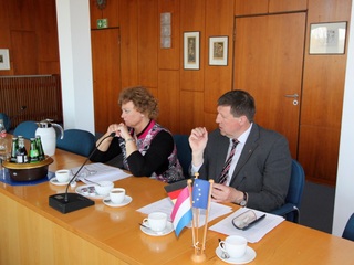 Bürgermeister Ulrich Francken (rechts im Bild) und Frau Manon Pelzer, Bürgermeisterin der Gemeinde Bergen (NL), sind von der grenzenlosen Zusammenarbeit überzeugt und stehen hinter dem europäischen Gedanken