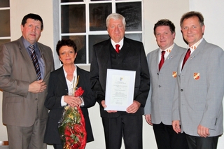 von links nach rechts: Bürgermeister Ulrich Francken, Roswitha Denkler, Claus Denkler, Markus Marliani und Ludwig Beckers