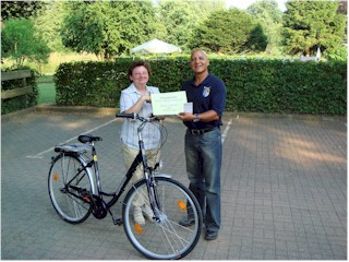Hocherfreut nahm Frau Hedwig Schmitt aus Geldern ihren Hauptgewinn aus der Weezer Verlosung zum 19. Niederrheinischen Radwandertag direkt nach der Veranstaltung entgegen.