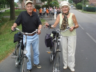 Sie sind stolz darauf, als älteste Teilnehmer zu den Weezer Radlern zu zählen: Karola Kamphausen und Johannes Bartels, beide im Jahr 1924 geboren, hatten im Sommer 2011 das Vergnügen, an den geselligen Touren der Weezer Tandem-Teams teilzunehmen. Herr Bartels hat  - wie 24 weitere Teilnehmer - an allen 7 der in 2011 durchgeführten Radtouren der Gemeinde Weeze teilgenommen, Frau Kamphausen hat an 4 Touren teilgenommen