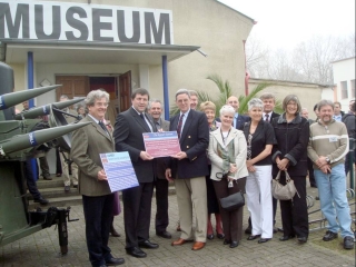 Mitglieder des Vereins Royal Air Force Museum Weeze-Laarbruch vor dem Museum auf dem Flughafengelände