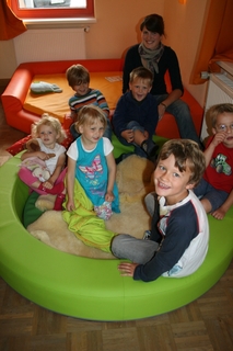 Die Kinder des Kindergartens Kieselstein freuen sich auf zwei neue und farbenfrohe Ruheinseln