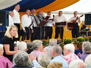 Die gesanglich vorgetragenen Plattdeutschenlieder der 'Parodisten' der Fidelitas aus Uedem sorgten für die richtige Stimmung bei den Seniorinnen und Senioren im Festzelt