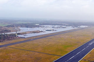 Blick auf die Landebahn des Airport Weeze inklusive der Solaranlagen