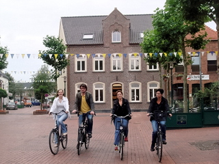 Die Radwanderer können sich freuen auf den großzügigen Platz am 'Alten Mark', der am Sonntag, dem 3. Juli 2011, in Weeze der Start-/Zielort des 20. Niederrheinischen Radwandertages sein wird.