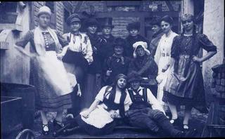 Theatergroep uit Weeze met Helene Devries (gemarkeerd), omstreeks 1921.