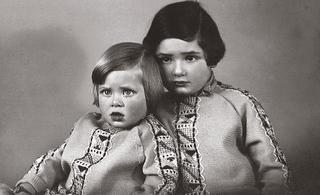 Die Geschwister Marion und Rosemarie Koopmann lebten mit ihren Eltern Heinrich und Paula an der Kevelaerer Straße 32 (heutiger Standort: Bäckerei Reffeling), um 1935.