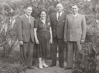 Ludwig Devries mit seiner Frau Jenny (geb. Gerson, aus Aldekerk), seinen Söhnen Horst (links, später George) und Albert (rechts), 1940er Jahre.