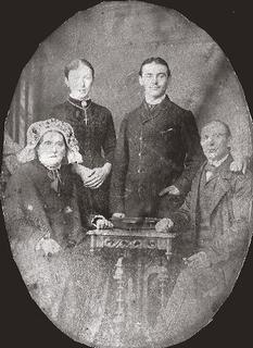 Die Gründer der Gaststätte 'Zum roten Hahn': (sitzend) Johanna und Wilhelm Stevens links Tochter Maria, rechts ihr Bruder, Foto um 1890.