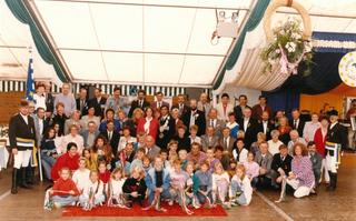 De 'Circolo Italiano Amicizia' organiseerde de kermis in 1992. Vincenzo Sacco droeg de feestketting, Pia Janssen was adjudante