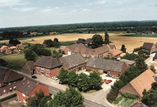 The Denißen property with hall, pub and agricultural buildings in July 1988