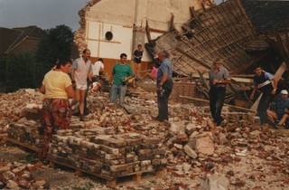 Abbrucharbeiten, 1990. Klinkersteine wurden von vielen freiwilligen Helfern sorgfältig abgeklopft und gestapelt