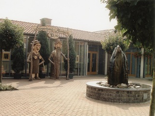 Het Bürgerhaus en de pastorie werden ter gelegenheid van het tienjarig bestaan feestelijk versierd. De fontein voor de ingang dateert al uit het jaar 2000