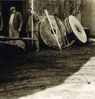 Verbouwen van molenstenen, op de foto Gerhard Stammen, die als laatste molenaar in Wemb de molen tot 1960 in bedrijf had