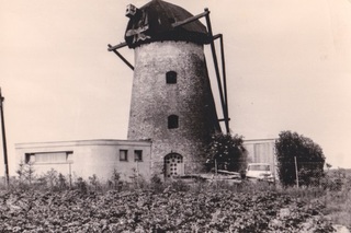 Umbau der Windmühle zur Wohnung um 1960, Ostansicht