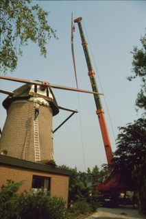 Mit Hilfe eines Krans wurden die neuen Flügel im Jahr 1988 an den Mühlenkopf angebracht