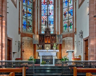 Kijkje in de altaarruimte van Heilig Kreuz