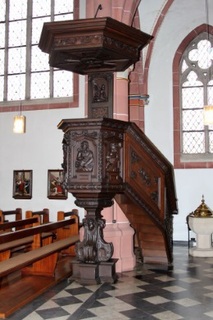 Die Kanzel (1620) stammt aus dem Kloster Marienwasser, das im Jahr 1802 säkularisiert wurde